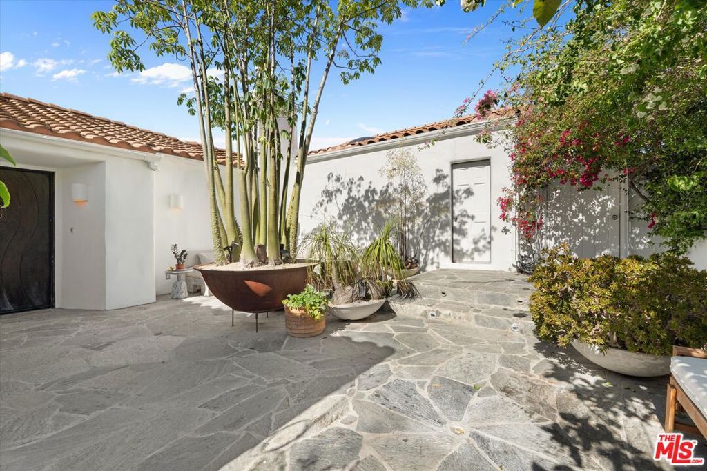 Image 3 of property listing at 2547 Creston Drive, Los Angeles, CA 90068