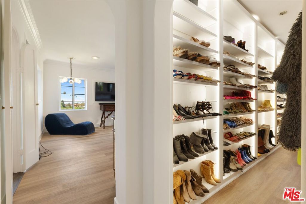 Image 30 of property listing at 2547 Creston Drive, Los Angeles, CA 90068