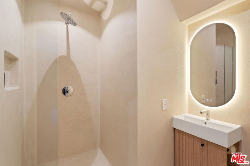 Image 31 of property listing at 2547 Creston Drive, Los Angeles, CA 90068