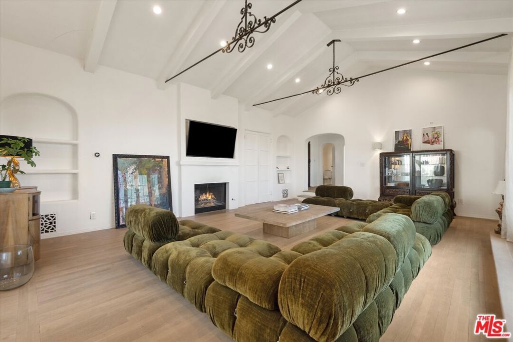 Image 32 of property listing at 2547 Creston Drive, Los Angeles, CA 90068