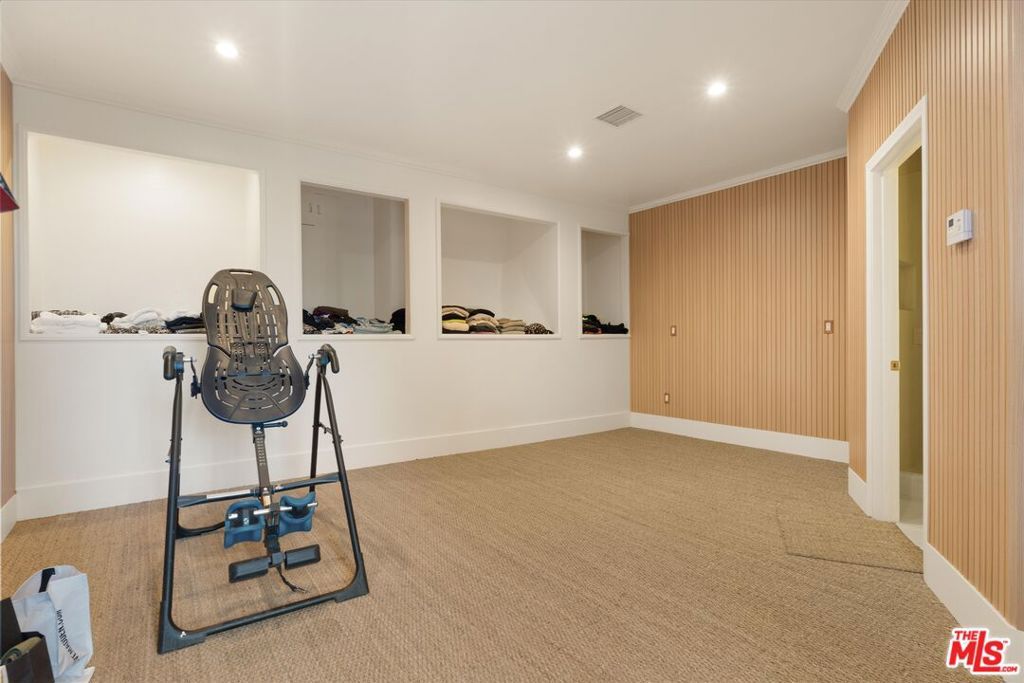 Image 33 of property listing at 2547 Creston Drive, Los Angeles, CA 90068