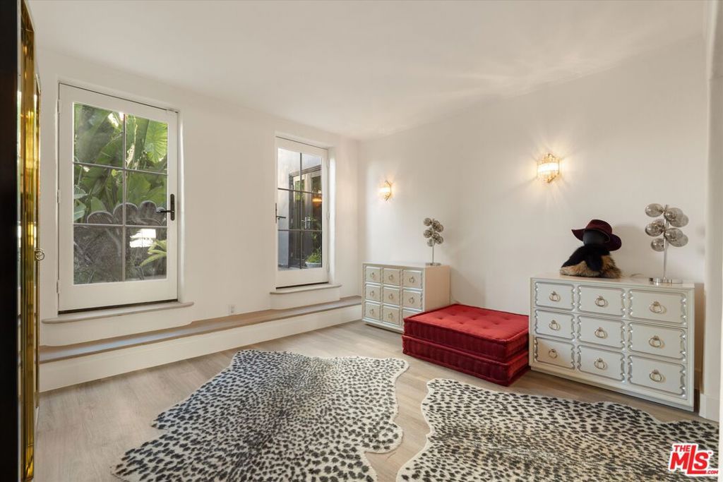 Image 34 of property listing at 2547 Creston Drive, Los Angeles, CA 90068