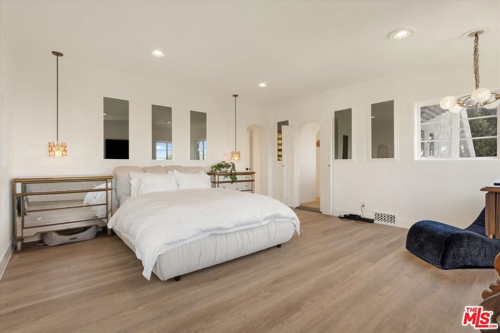 Image 35 of property listing at 2547 Creston Drive, Los Angeles, CA 90068