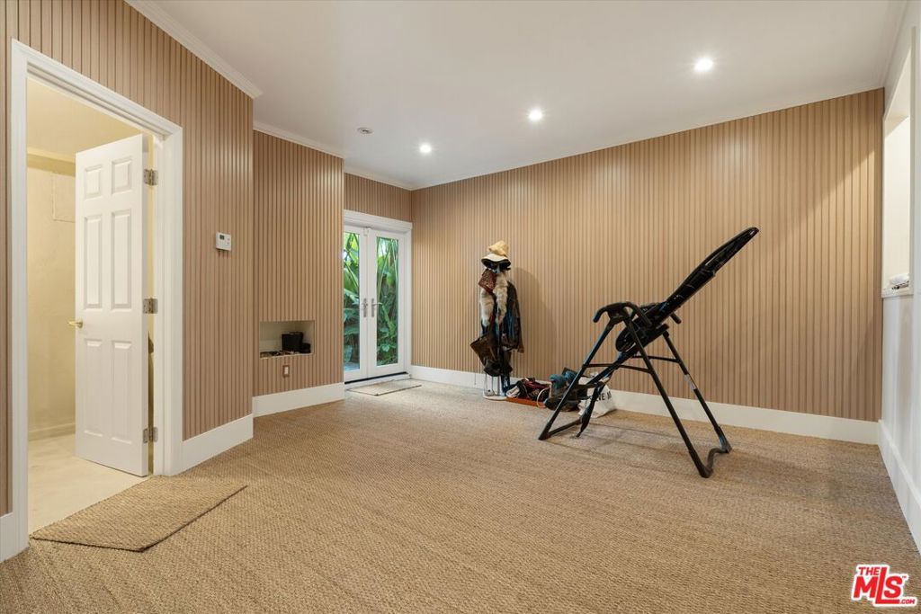 Image 36 of property listing at 2547 Creston Drive, Los Angeles, CA 90068