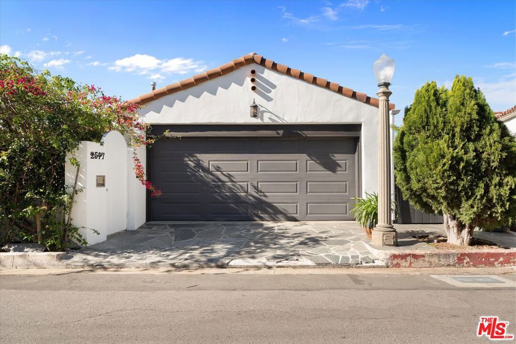 Image 37 of property listing at 2547 Creston Drive, Los Angeles, CA 90068