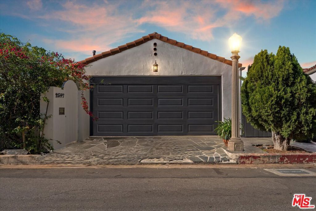 Image 38 of property listing at 2547 Creston Drive, Los Angeles, CA 90068