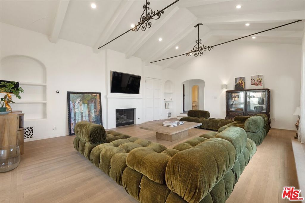 Image 39 of property listing at 2547 Creston Drive, Los Angeles, CA 90068