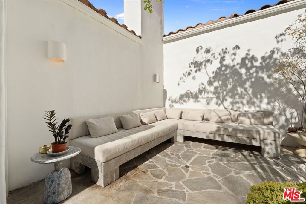 Image 4 of property listing at 2547 Creston Drive, Los Angeles, CA 90068