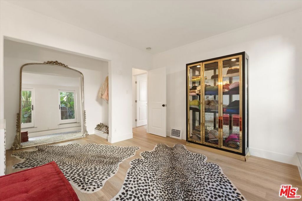 Image 40 of property listing at 2547 Creston Drive, Los Angeles, CA 90068