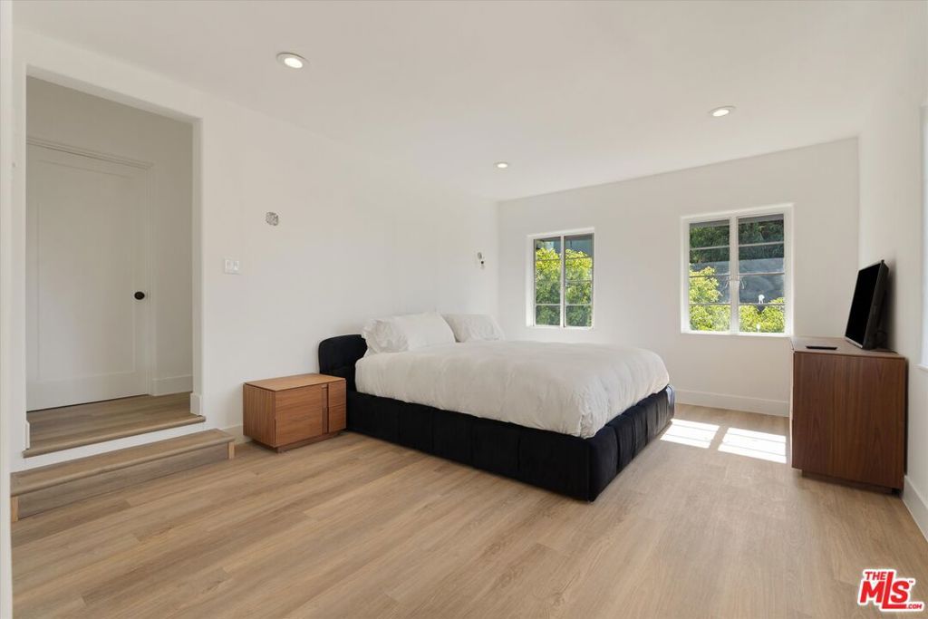 Image 42 of property listing at 2547 Creston Drive, Los Angeles, CA 90068