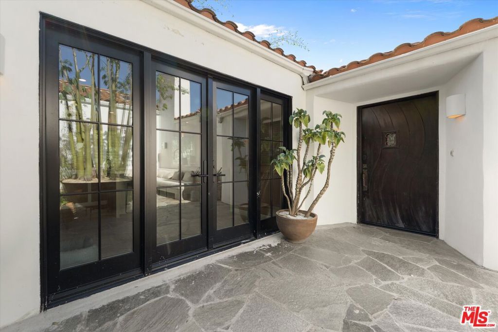 Image 43 of property listing at 2547 Creston Drive, Los Angeles, CA 90068