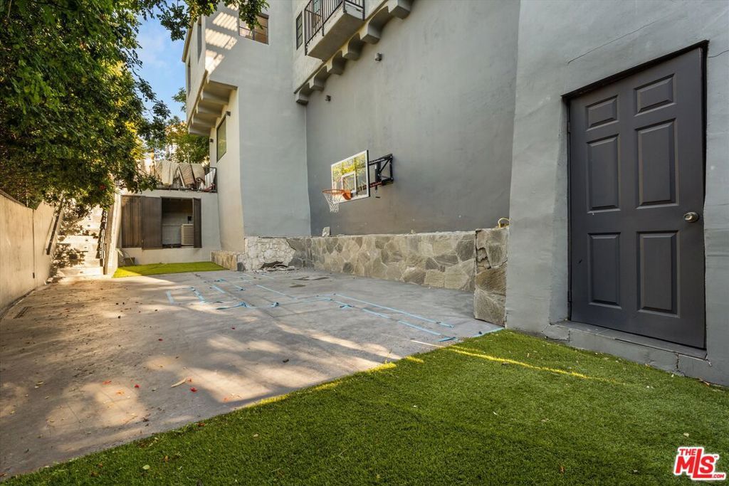 Image 46 of property listing at 2547 Creston Drive, Los Angeles, CA 90068