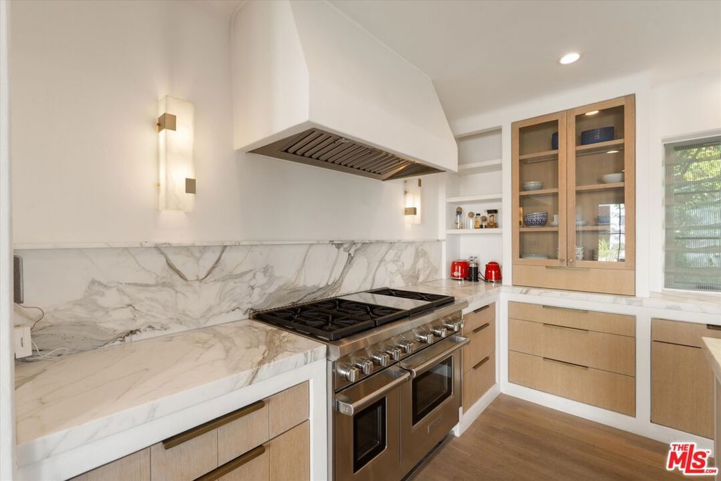 Image 5 of property listing at 2547 Creston Drive, Los Angeles, CA 90068