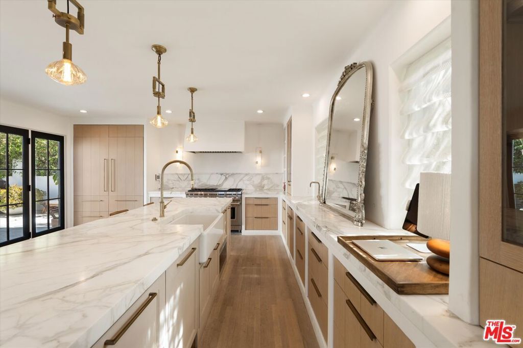 Image 6 of property listing at 2547 Creston Drive, Los Angeles, CA 90068