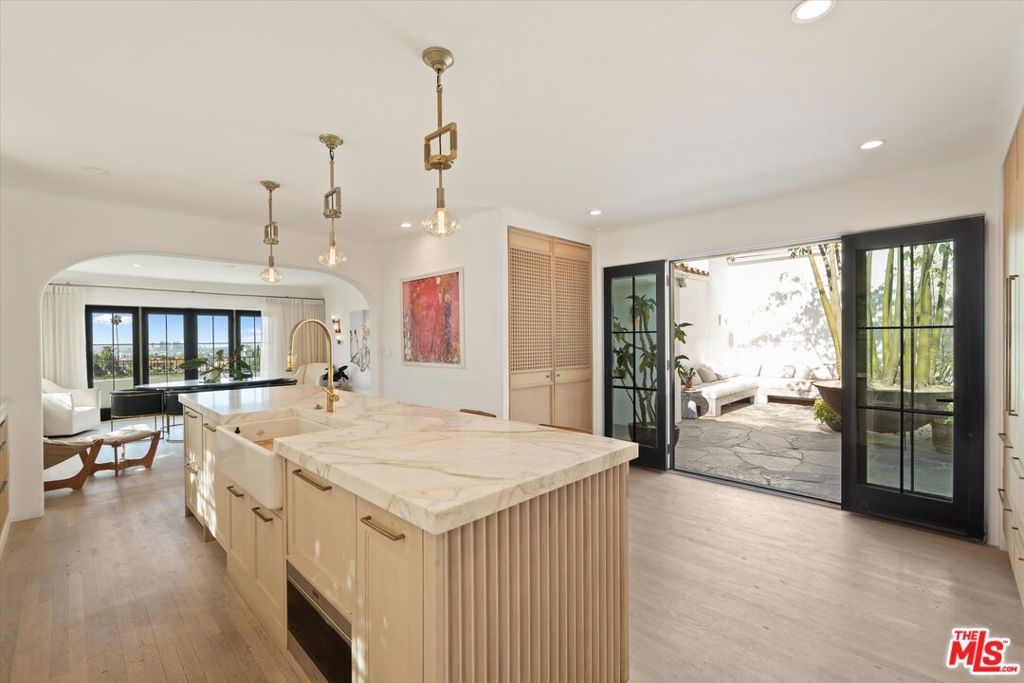 Image 7 of property listing at 2547 Creston Drive, Los Angeles, CA 90068