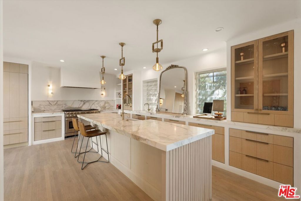 Image 9 of property listing at 2547 Creston Drive, Los Angeles, CA 90068