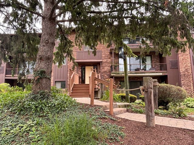 61 W Pier Drive 201, Westmont, IL 60559