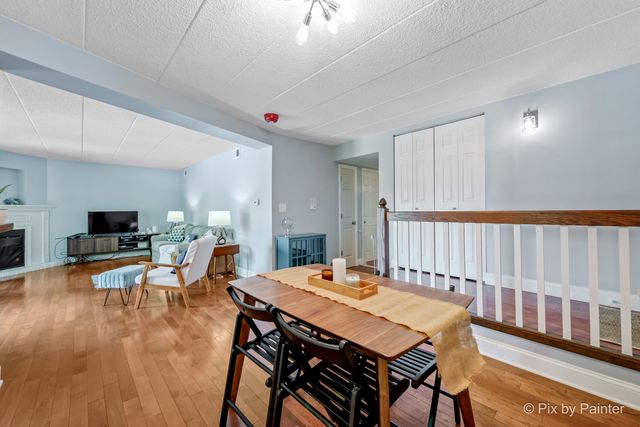 61 W Pier Drive 201, Westmont, IL 60559