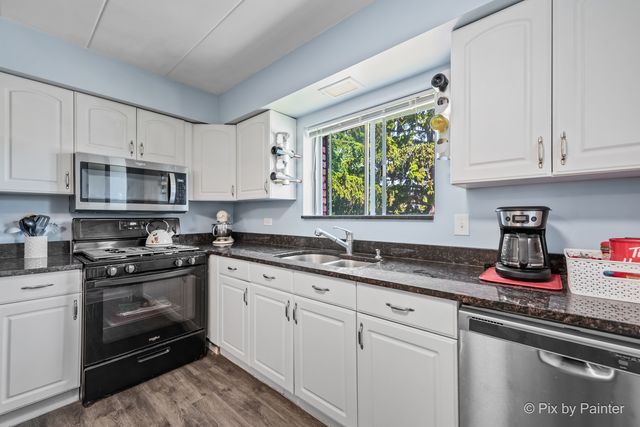 61 W Pier Drive 201, Westmont, IL 60559