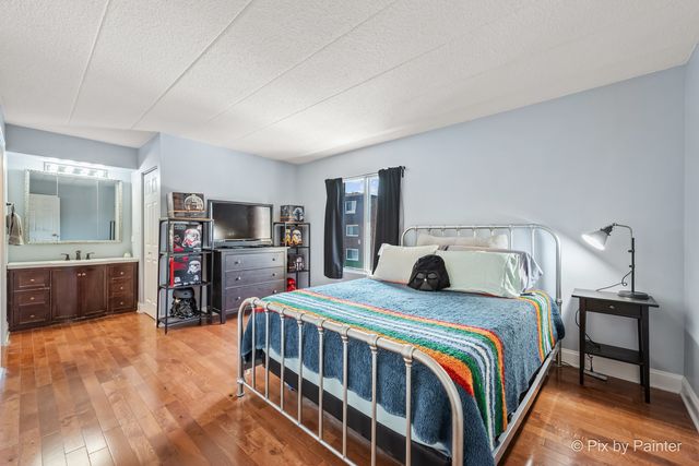 61 W Pier Drive 201, Westmont, IL 60559