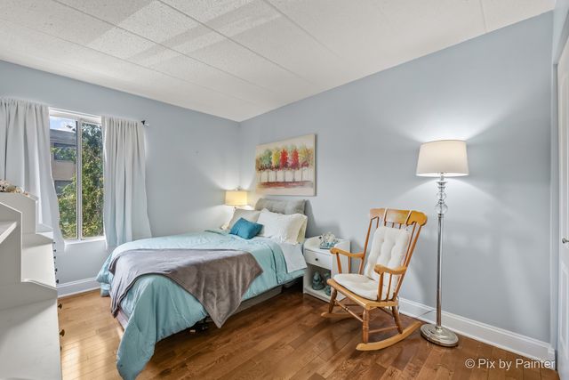 61 W Pier Drive 201, Westmont, IL 60559