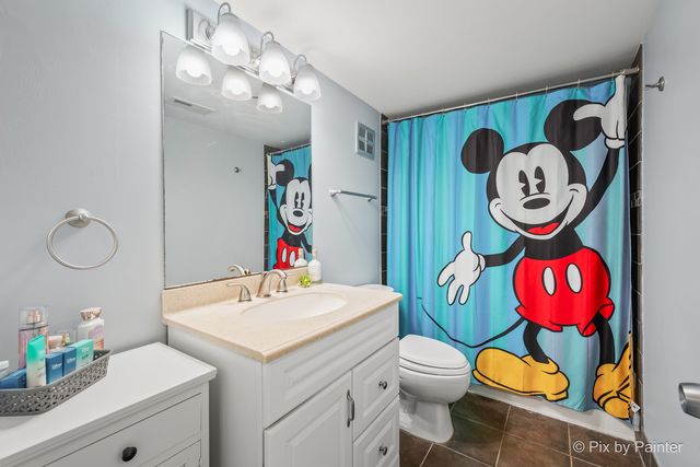 61 W Pier Drive 201, Westmont, IL 60559