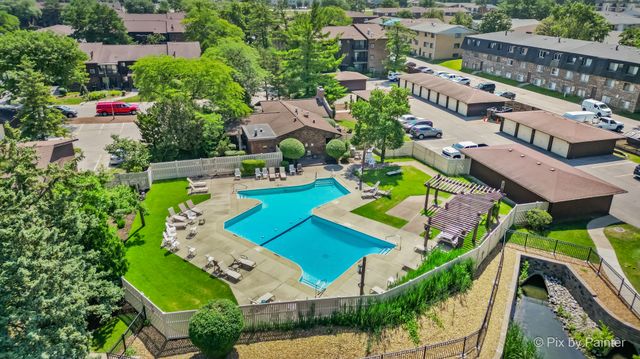 61 W Pier Drive 201, Westmont, IL 60559