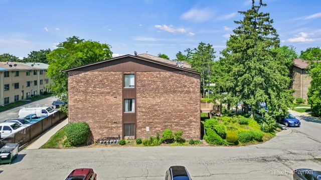 61 W Pier Drive 201, Westmont, IL 60559