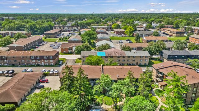 61 W Pier Drive 201, Westmont, IL 60559