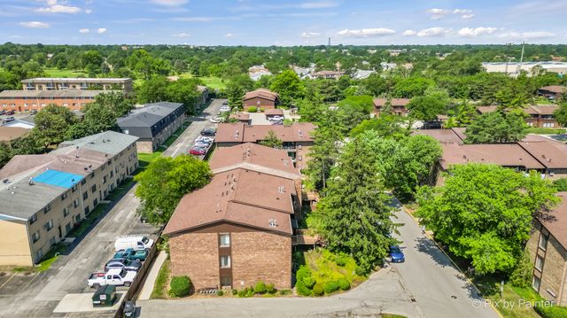 61 W Pier Drive 201, Westmont, IL 60559