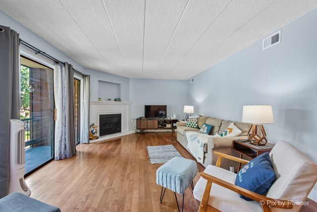 61 W Pier Drive 201, Westmont, IL 60559