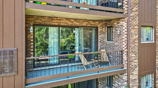 61 W Pier Drive 201, Westmont, IL 60559