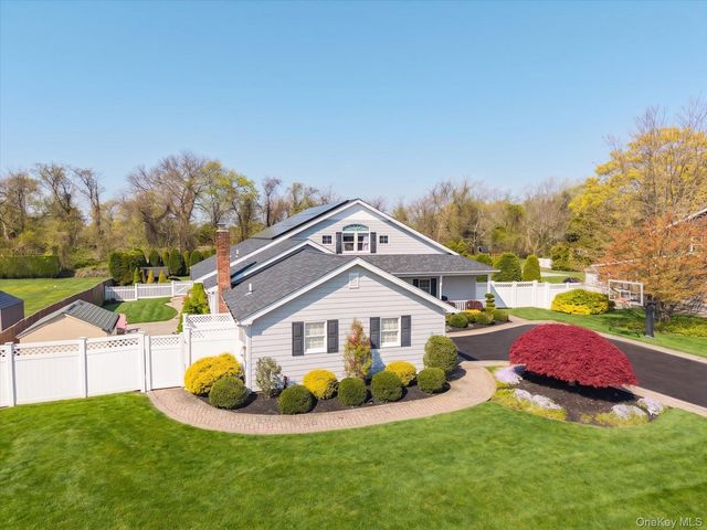 88 Pace Drive S, West Islip, NY 11795
