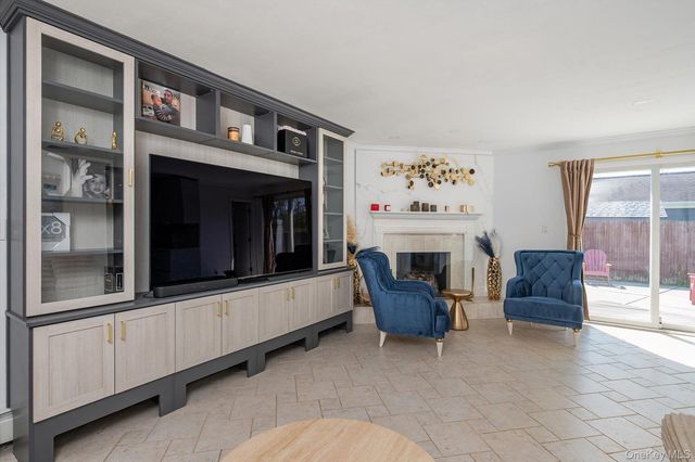 88 Pace Drive S, West Islip, NY 11795
