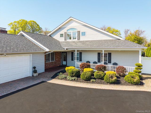 88 Pace Drive S, West Islip, NY 11795