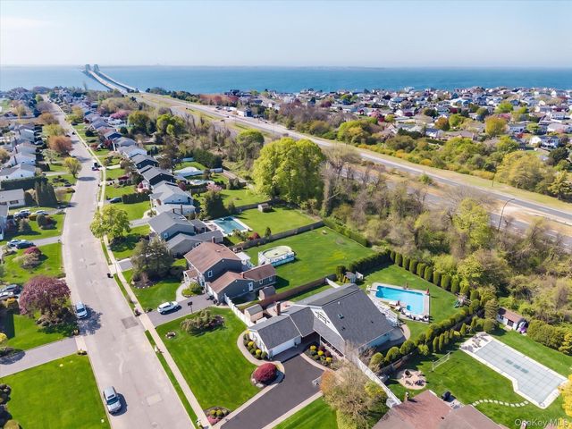 88 Pace Drive S, West Islip, NY 11795