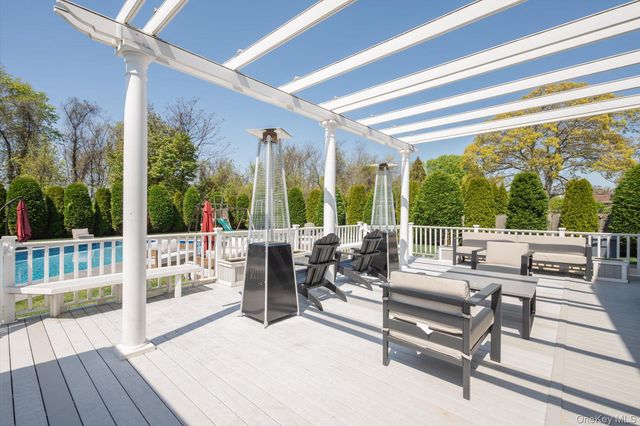 88 Pace Drive S, West Islip, NY 11795