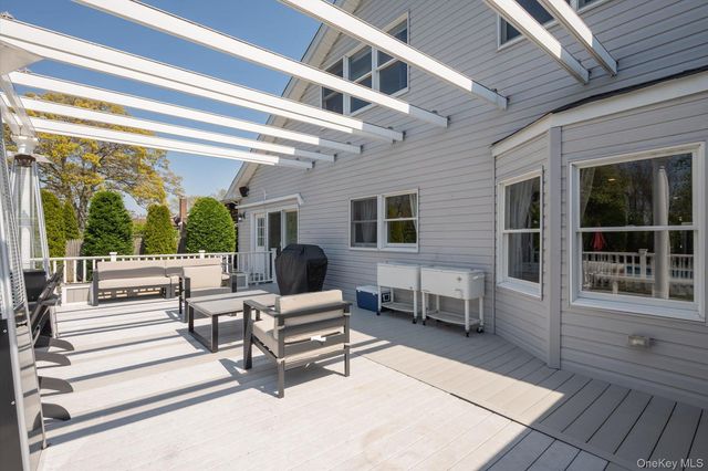 88 Pace Drive S, West Islip, NY 11795