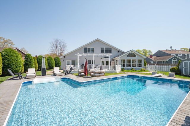 88 Pace Drive S, West Islip, NY 11795