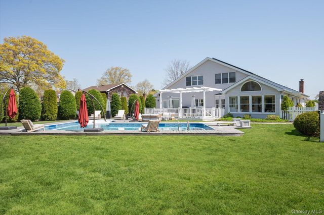 88 Pace Drive S, West Islip, NY 11795
