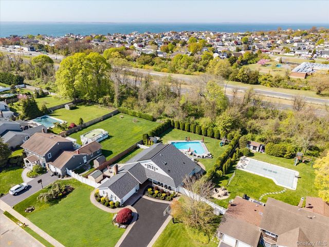 88 Pace Drive S, West Islip, NY 11795