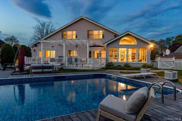 88 Pace Drive S, West Islip, NY 11795