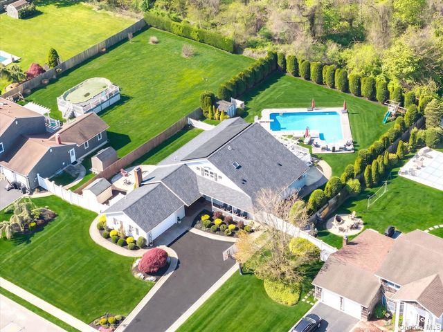 88 Pace Drive S, West Islip, NY 11795