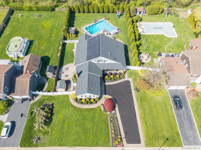 88 Pace Drive S, West Islip, NY 11795