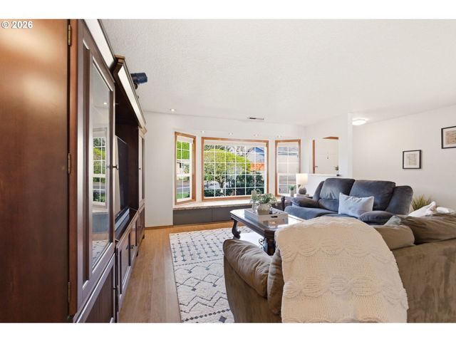 1365 Se DUKE Dr, Hillsboro, OR 97123