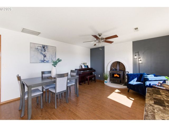 1365 Se DUKE Dr, Hillsboro, OR 97123