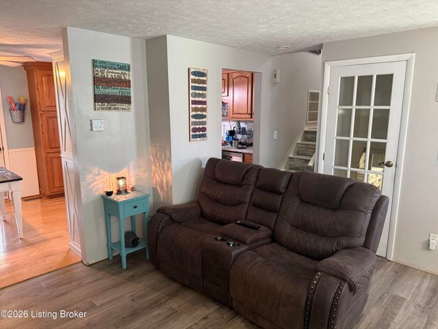 175 Prairie Dr, Louisville, KY 40229