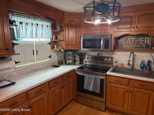 175 Prairie Dr, Louisville, KY 40229