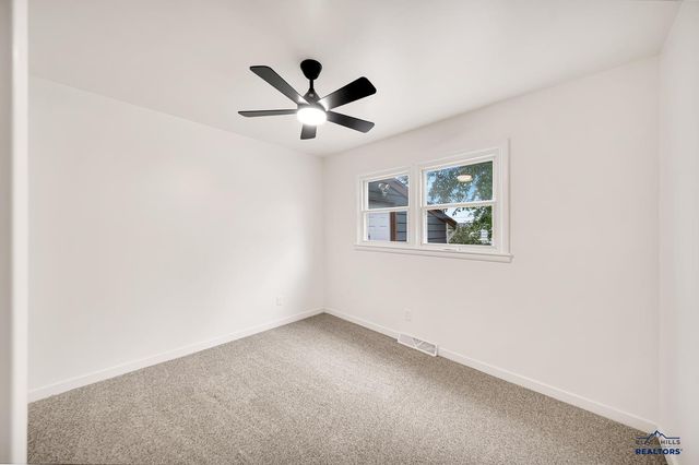 203 E OAKLAND, Rapid City, SD 57701