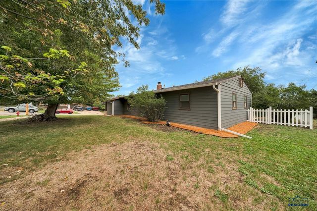 203 E OAKLAND, Rapid City, SD 57701